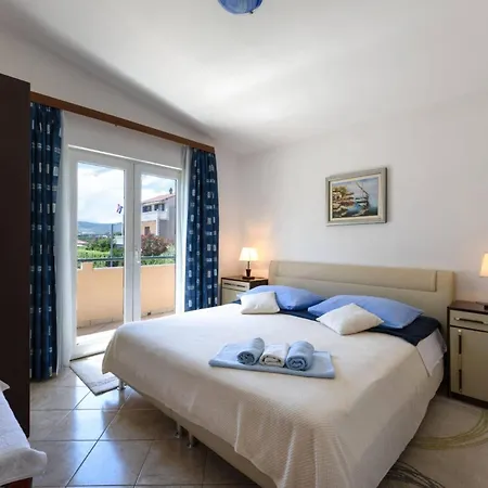 Bright And Spacious With Terrace In Kastel Stafilic *