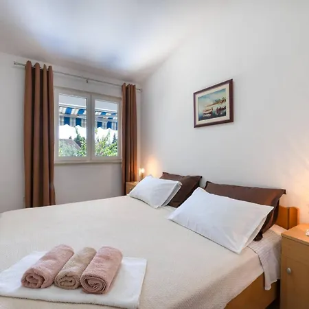 Apartment Bright And Spacious With Terrace In Kastel Stafilic *