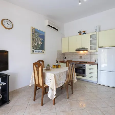 Apartment Bright And Spacious With Terrace In Kastel Stafilic Kastela