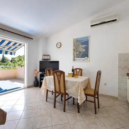 Apartment Bright And Spacious With Terrace In Kastel Stafilic Kastela