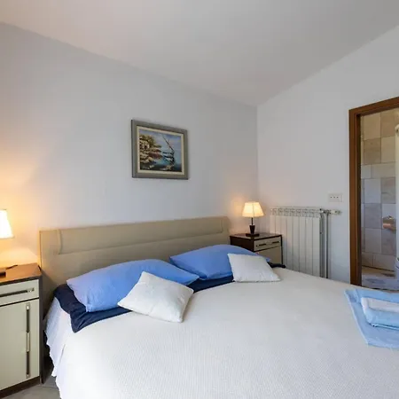 Bright And Spacious With Terrace In Kastel Stafilic * Kastela